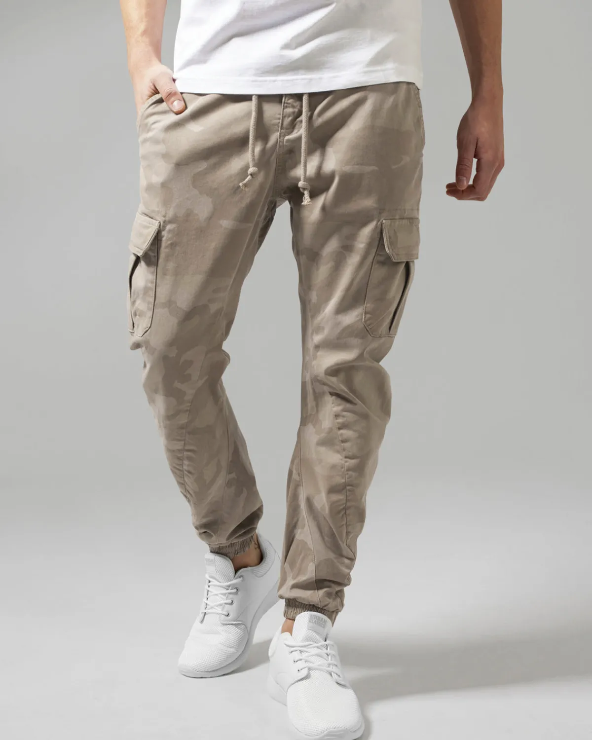 Urban Classics Zane reisitaskuhousut - Beige camo